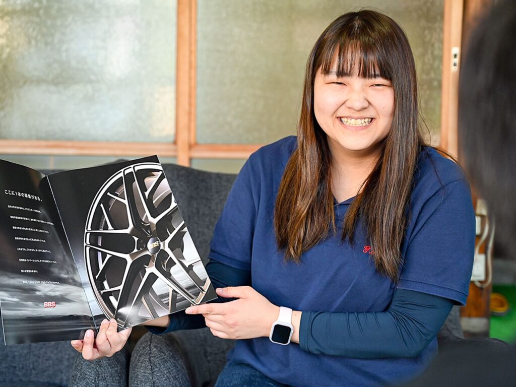 車屋さんで説明をする女性スタッフ