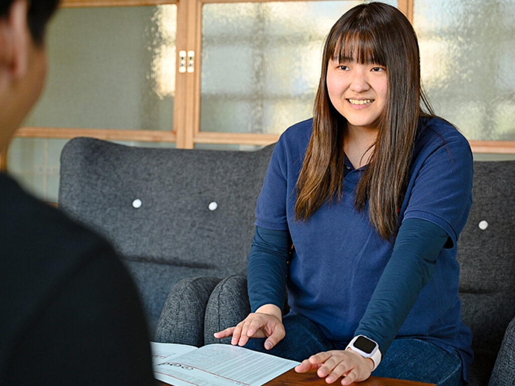 車屋さんで説明をする女性スタッフ
